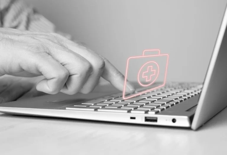 Radca prawny analizuje odpowiedzialność placówki medycznej i dostawcy oprogramowania za wyciek danych pacjentów z systemu IT.